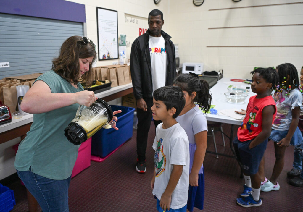 UMES Extension educators Katherine Lenehan and Hakeem Ogunbowale conduct a healthy eating class.