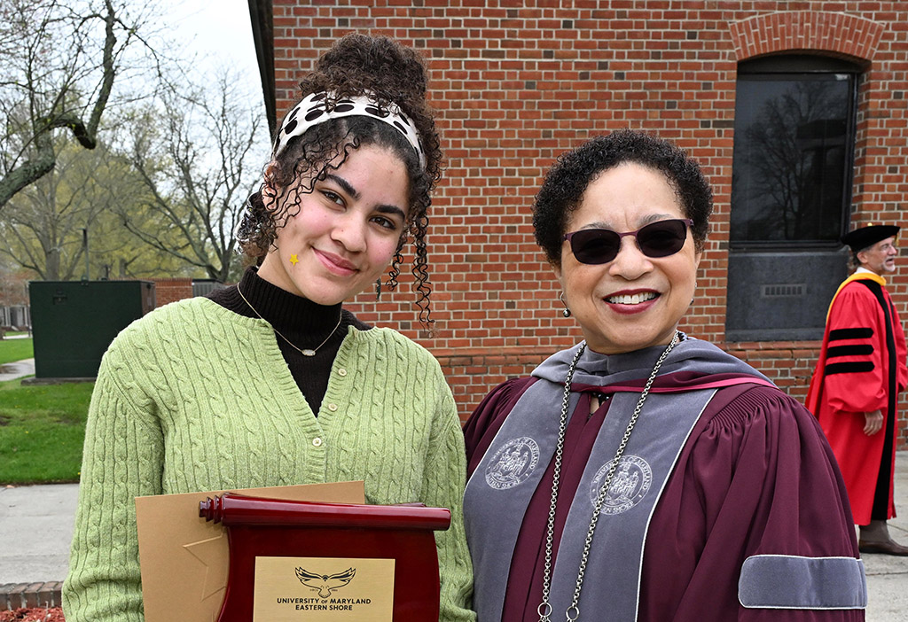 School of Agricultural and Natural Sciences Award of Excellence winner Sarah Rawlinson with President Heidi Anderson.