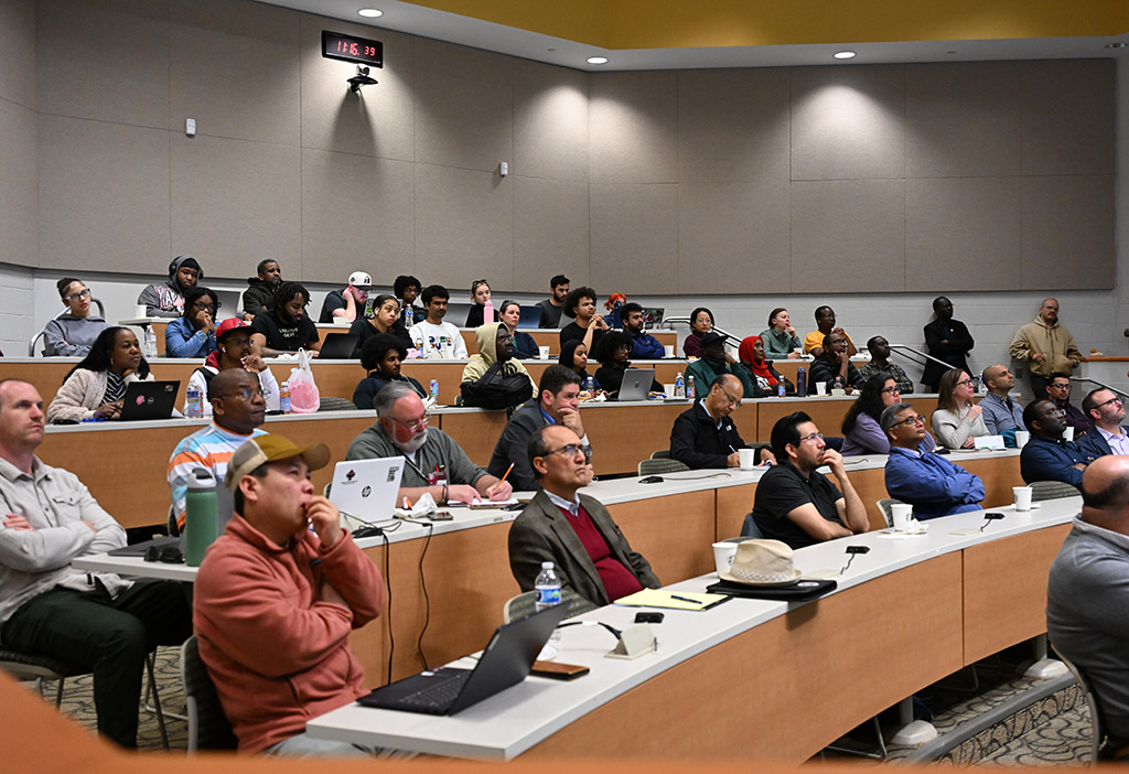 Attendees listen to a presentation by Tony Pipa at SANS seminar.