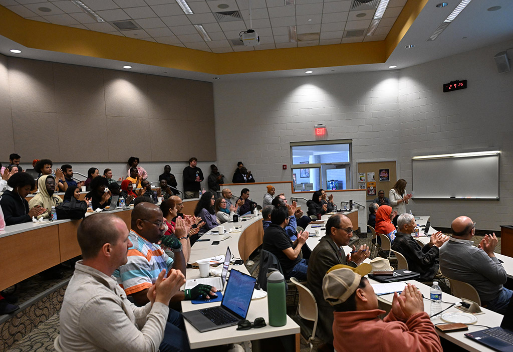 Attendees listen to a presentation by Tony Pipa at SANS seminar.